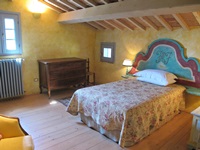 Gemütliches Bett von Ferienhaus in der Toskana